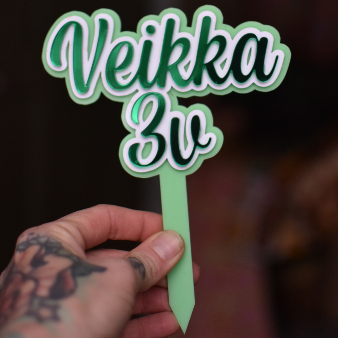 Kakkukoriste omalla tekstillä