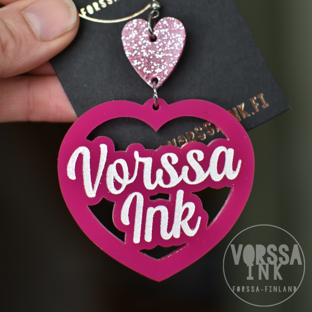 Vorssa Ink Sydän korvikset omalla tekstillä